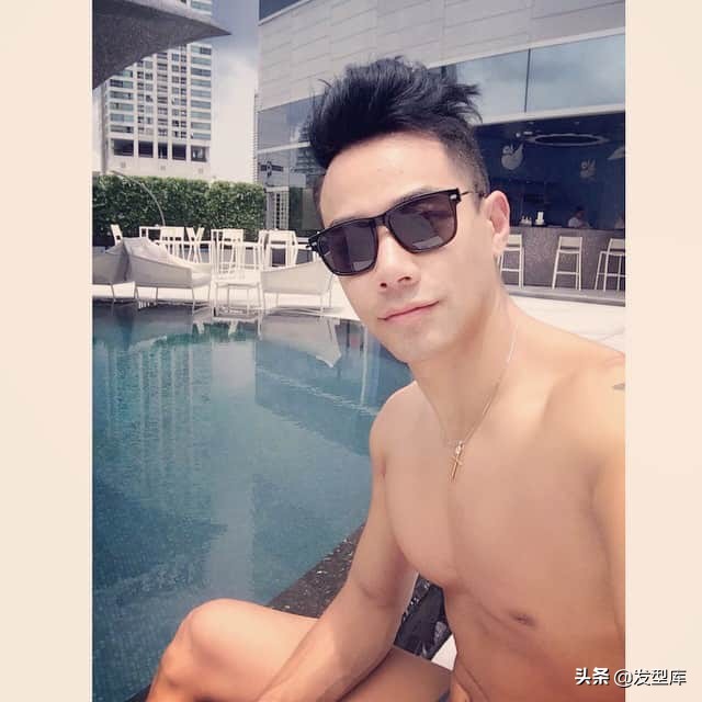 男士两边推干净后面扎马尾的发型,男士发型2020流行发型两边铲后面