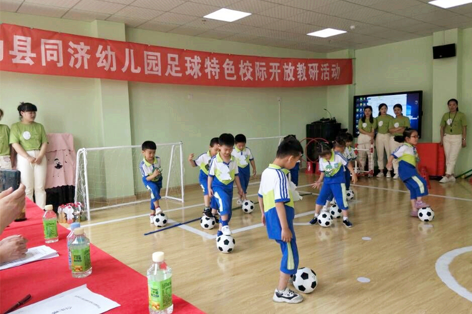 幼儿园零基础足球训练趣味游戏,适合小中大幼儿玩的足球亲子游戏