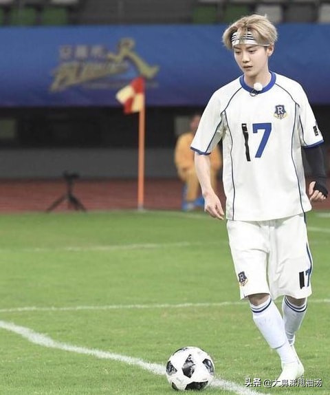 鹿晗踢足球帅气十足,鹿晗踢足球发型