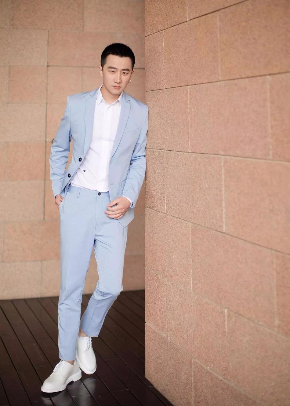 衬衫搭长裤，过度最合适，但我却爱上了王俊凯这件牛仔夹克