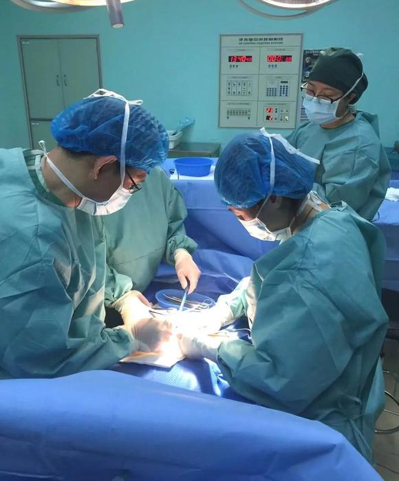 我院妇科为一腹壁子宫内膜异位症患者施手术消除多年病痛