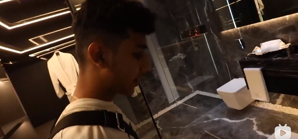 迪拜男子奋斗十年买下劳斯莱斯,迪拜小伙卖掉劳斯莱斯买法拉利