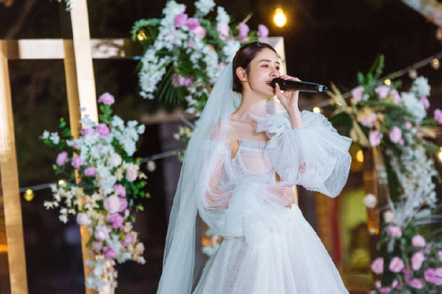 张馨月给林峯唱歌,林峯张馨月甜蜜瞬间