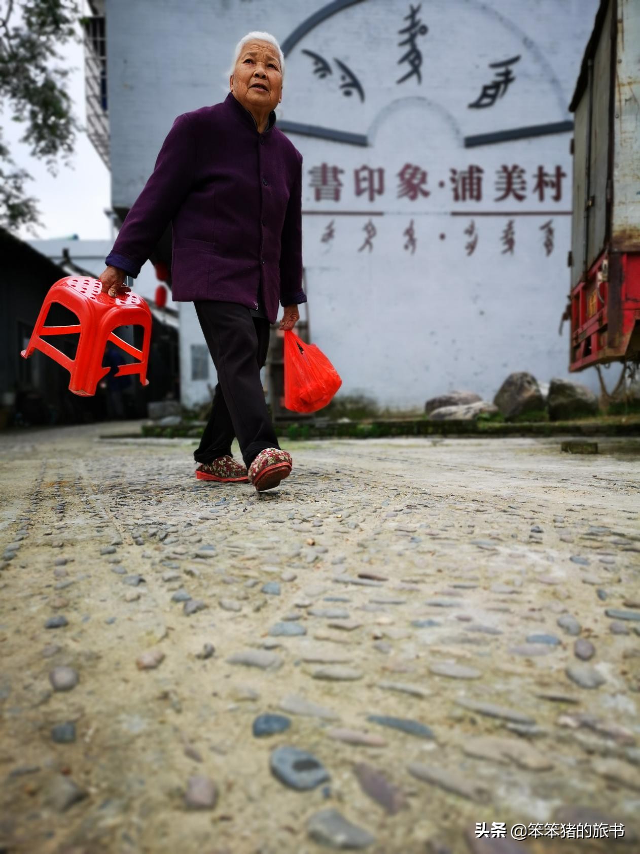 探秘濒临消失的音节文字——女书