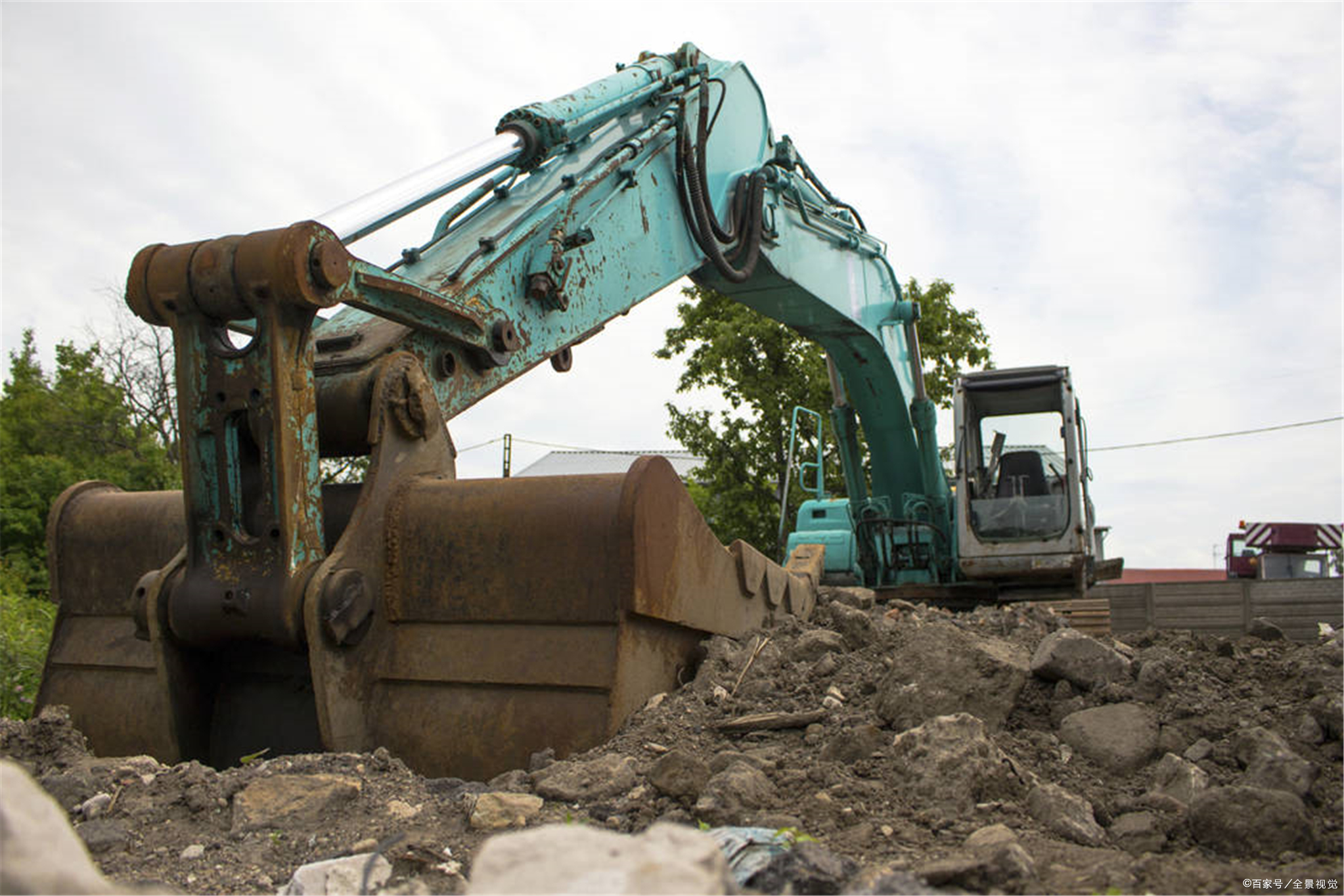 现在挖机司机工资怎么涨了,挖掘机司机有发展前途吗