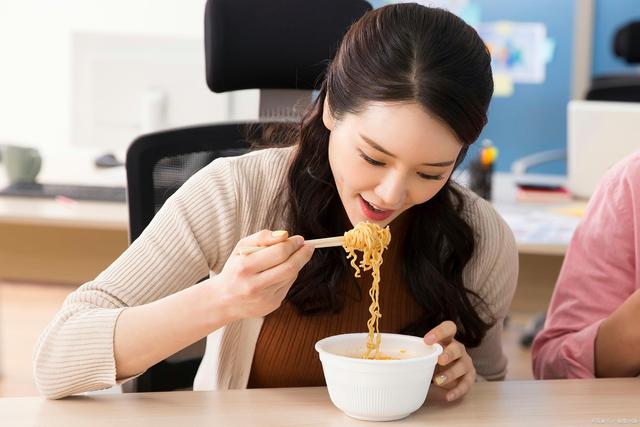 飞机延误取消免费飞机餐食,浅析航空公司取消免费飞机餐现象