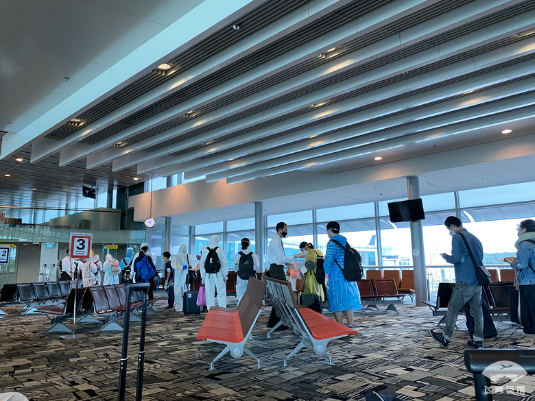 这种专业让人折服!在毫无服务的情况下,空姐仍能准确地姓氏称呼