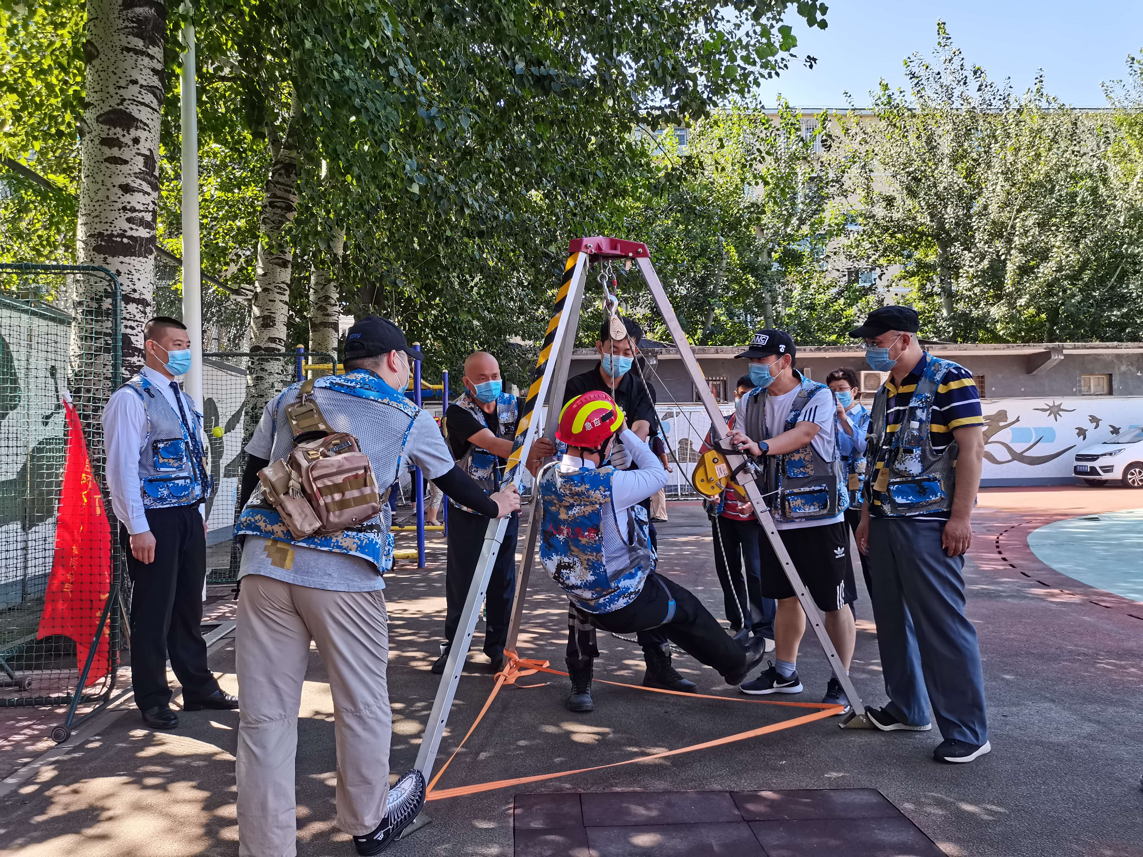 蓝夫执行北京朝阳区人防办与团结湖街道人防志愿者授旗活动