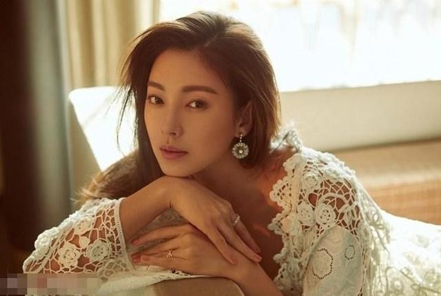 张雨绮御姐出场,张雨绮一向肤白貌美很有御姐气质