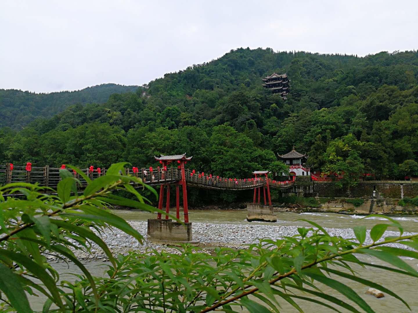 拼车去*藏西**，看功夫熊猫都江堰，导游带进购物店，让躺在床上体验