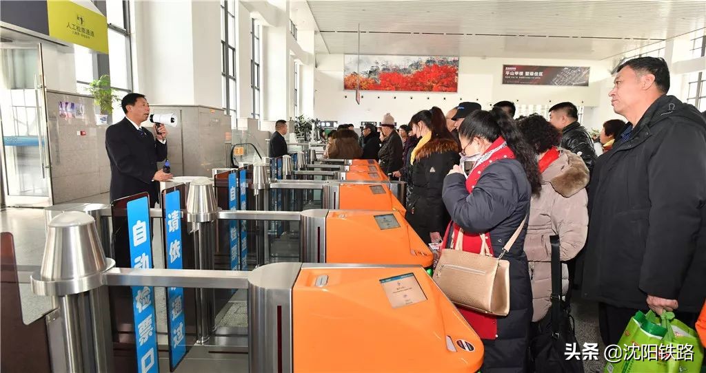 实行电子客票首日旅客为便捷点赞