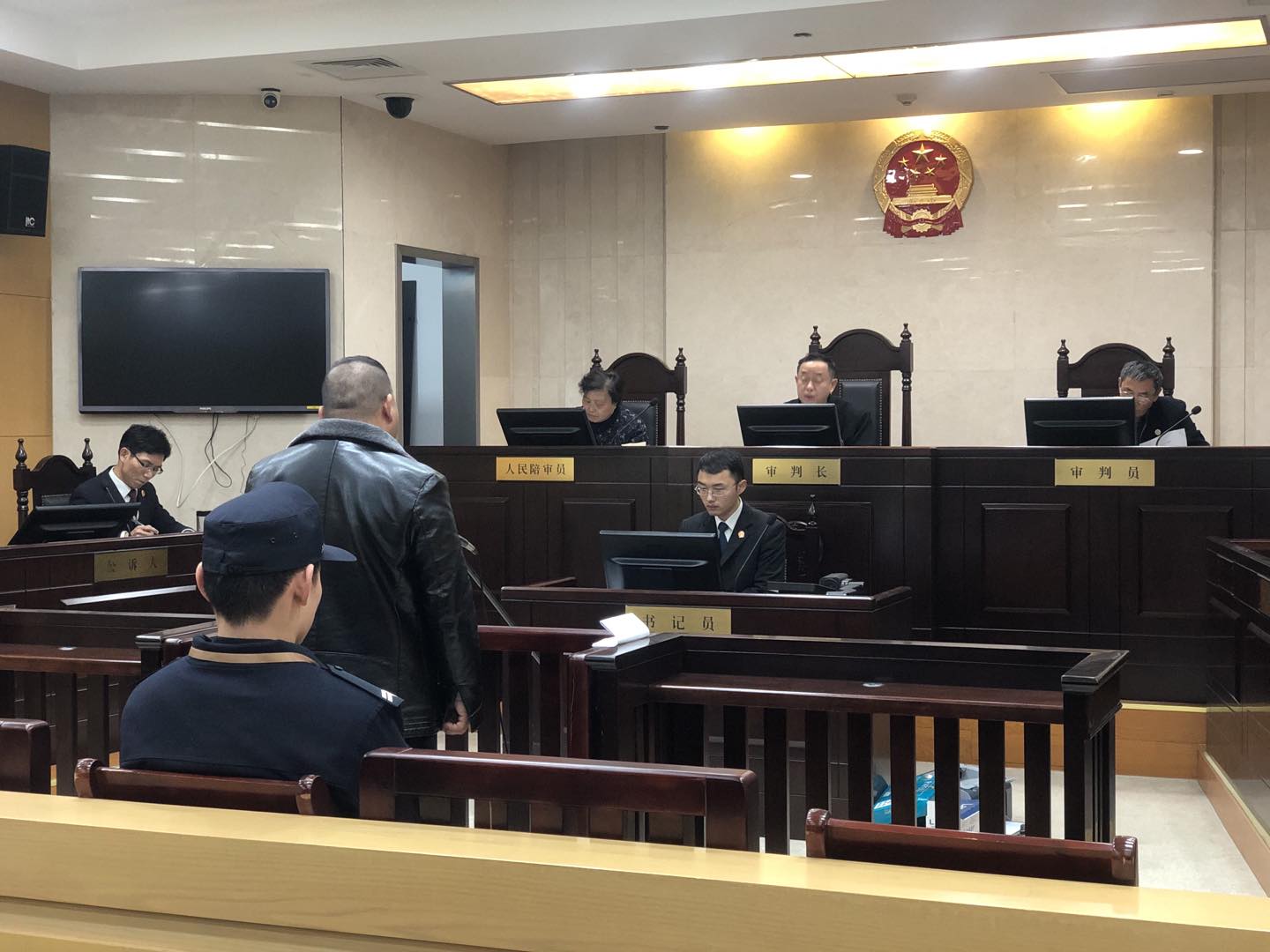 灏忔按琛ㄧ壍鍑鸿嚜鏉ユ按鍘傝厫璐ユ,鍠濊尪璐瑰紩鍑虹殑璐厫