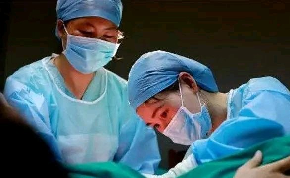 产妇分娩难产痛得大叫,产妇分娩大声喊叫