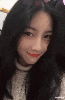 “女友吃个冰棒舌头粘住了，这下该咋办？”评论笑翻了，哈哈哈哈