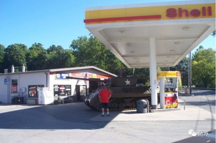 外国坦克上路霸气视频,国外坦克开在马路上