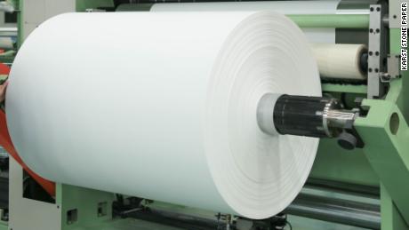 他们正在用石头造纸——拯救了许多树木