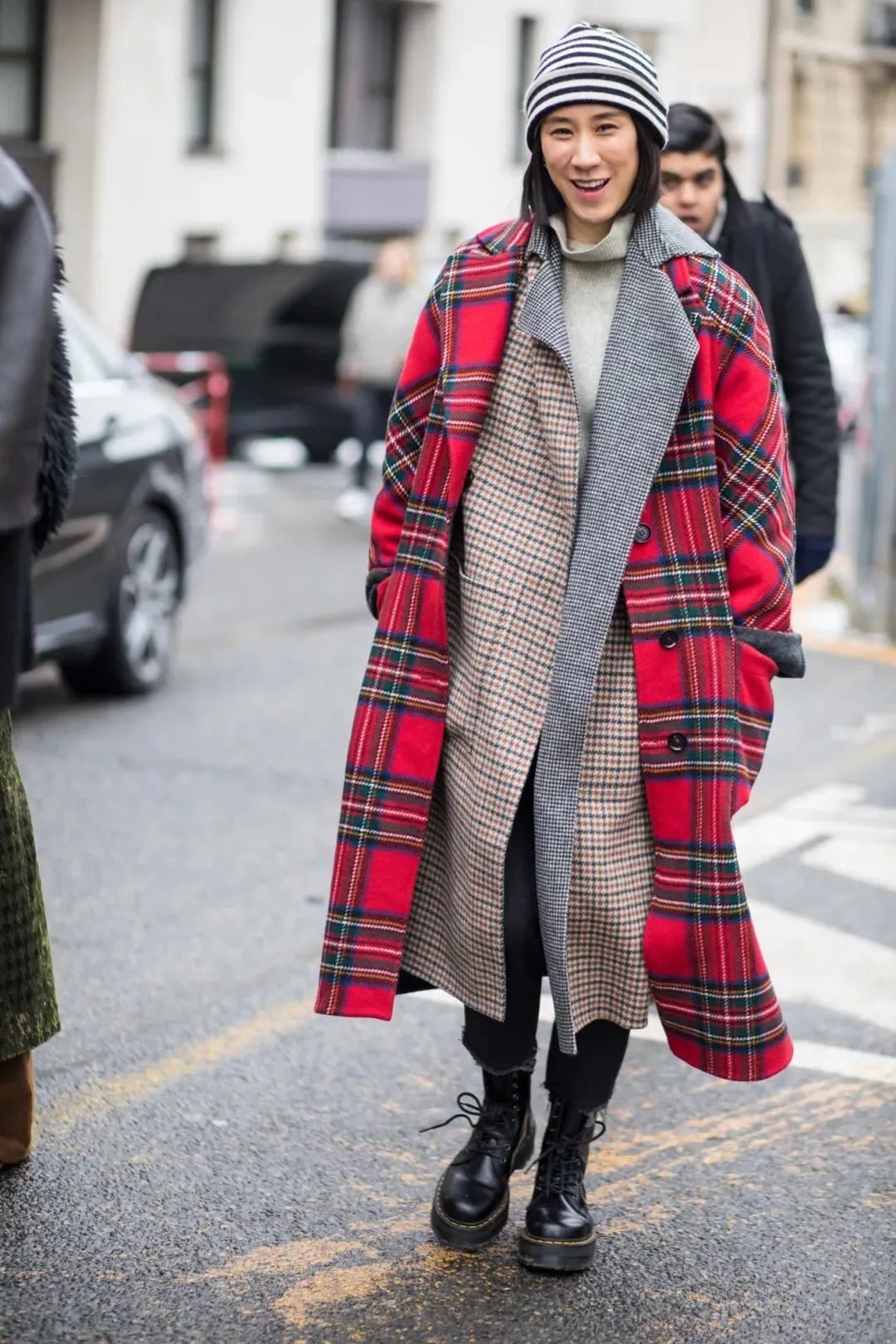 墨绿色格纹大衣怎样搭配好看,短款格纹毛呢大衣的搭配方法