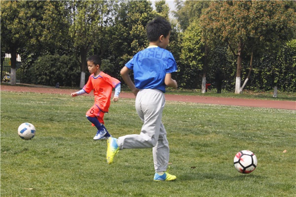 少儿篮球训练教学运球练习,篮球训练技术动作小学生