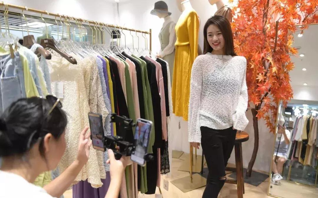 直播带货卖衣服赚多少钱呢,直播卖衣服月能赚过千万
