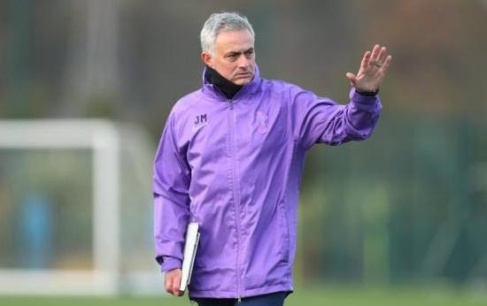 穆里尼奥滑跪庆祝狼队,穆里尼奥球场狂奔庆祝