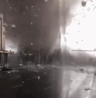 在野外遇到龙卷风如何躲避,遇到龙卷风时我们应该怎么办