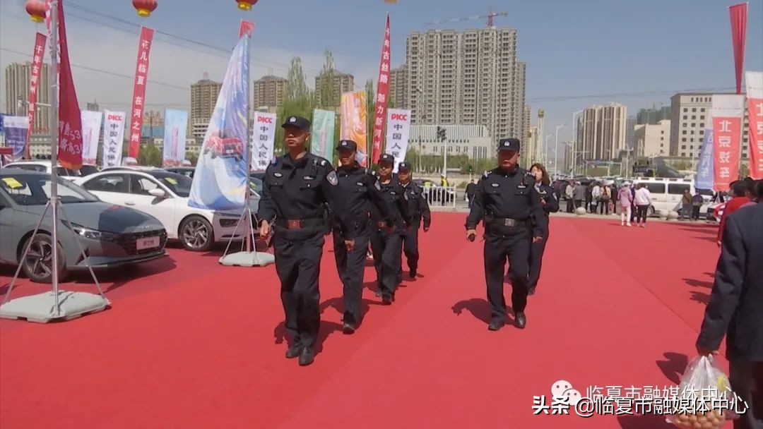 警用巡逻机器人亮相河州会展中心高科技助力牡丹文化月安保工作