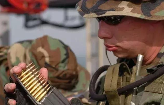 士兵在战斗中一般携带多少弹药,上战场一般要带多少发子弹