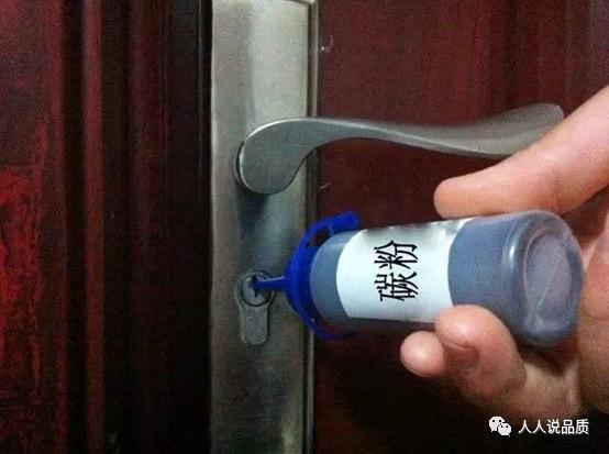 钥匙插不进锁又拔不出来,钥匙插锁孔很难拔