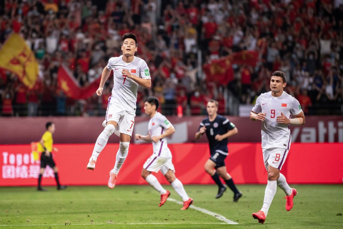 国足12强赛球迷追梦赤子心,国足球迷助威12强赛