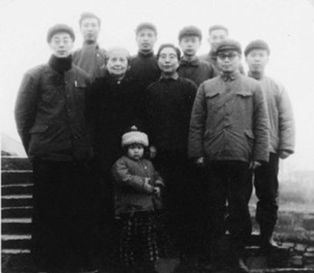 鲁迅少年玩伴“闰土”57岁因病逝世,留下5个子女,如今现状如何