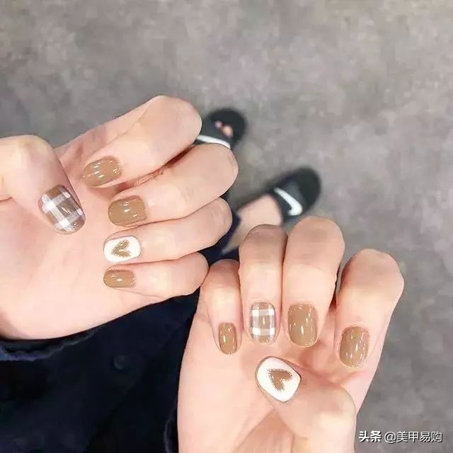 奶茶色渐变磨砂美甲,女生最爱的奶茶色系美甲来啦