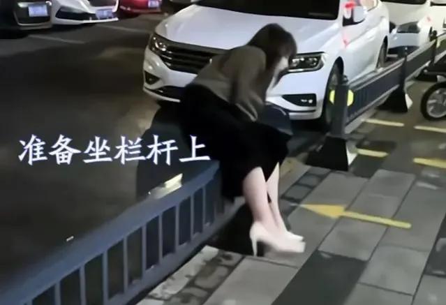 昆山醉酒女子摔倒在地,醉酒女子在街边摔倒