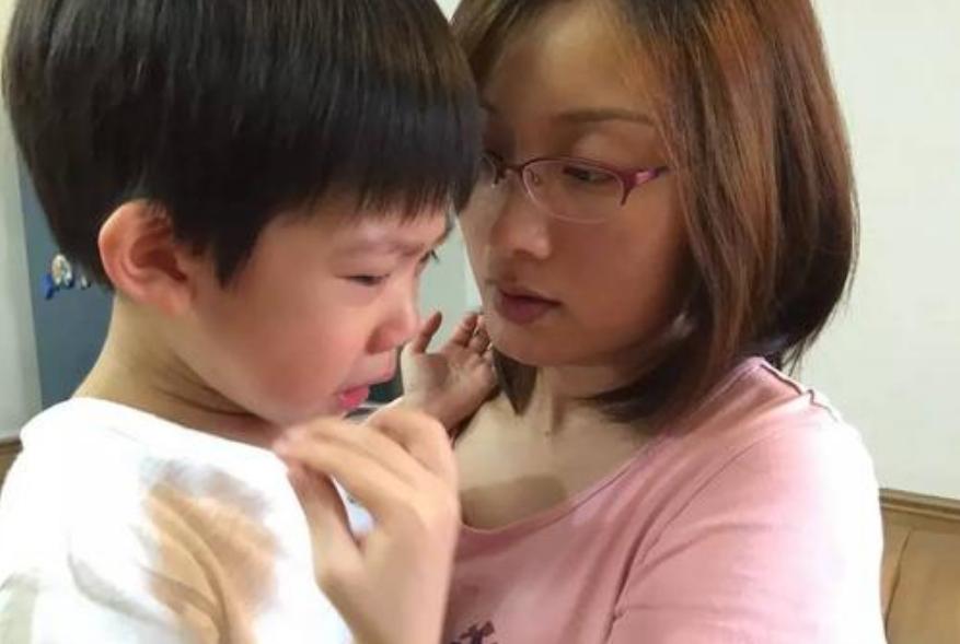 儿子要买玩具爸爸在地上打滚视频,儿子要买玩具爸爸躺地上视频