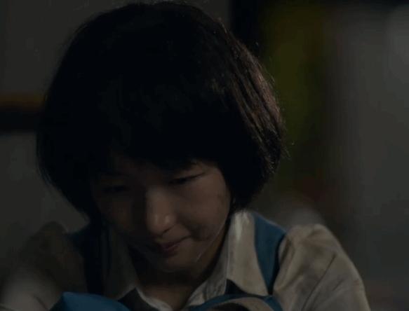 周冬雨少年的你演技混剪,少年的你幕后剧组陪周冬雨剃寸头