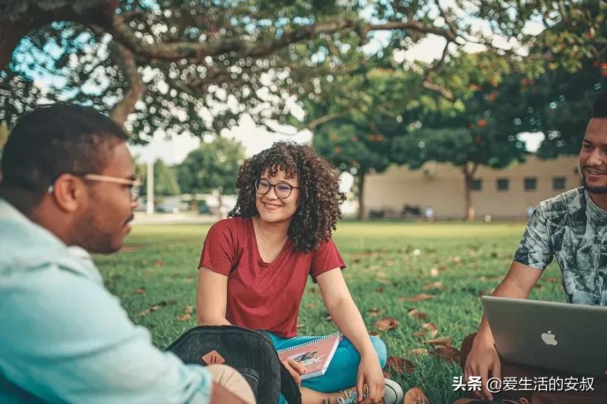 《光环效应》:人的一生,都在为认知买单