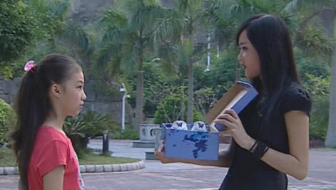 巴啦啦小魔仙小月小蓝交战未成功,巴啦啦小魔仙小月在背后偷袭小蓝