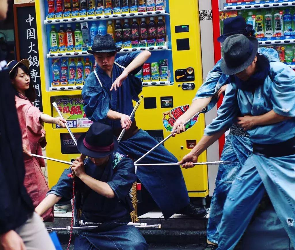 日本街头惊现捡垃圾天团，又酷又中二，网友：我也就看了十几遍吧