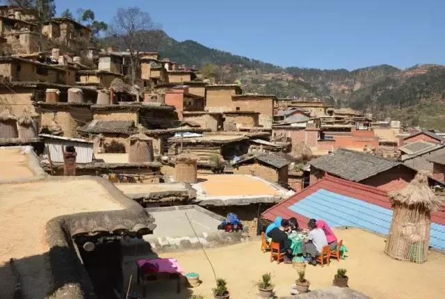 云南这个村子百家相连,一不留神就走到人家房顶上了