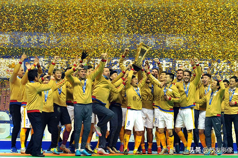 江苏队冠军奖杯在哪,江苏队举奖杯