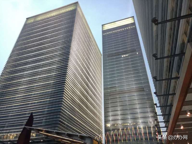 繁华都市与历史风烟并存坐着985路公交兜写字楼