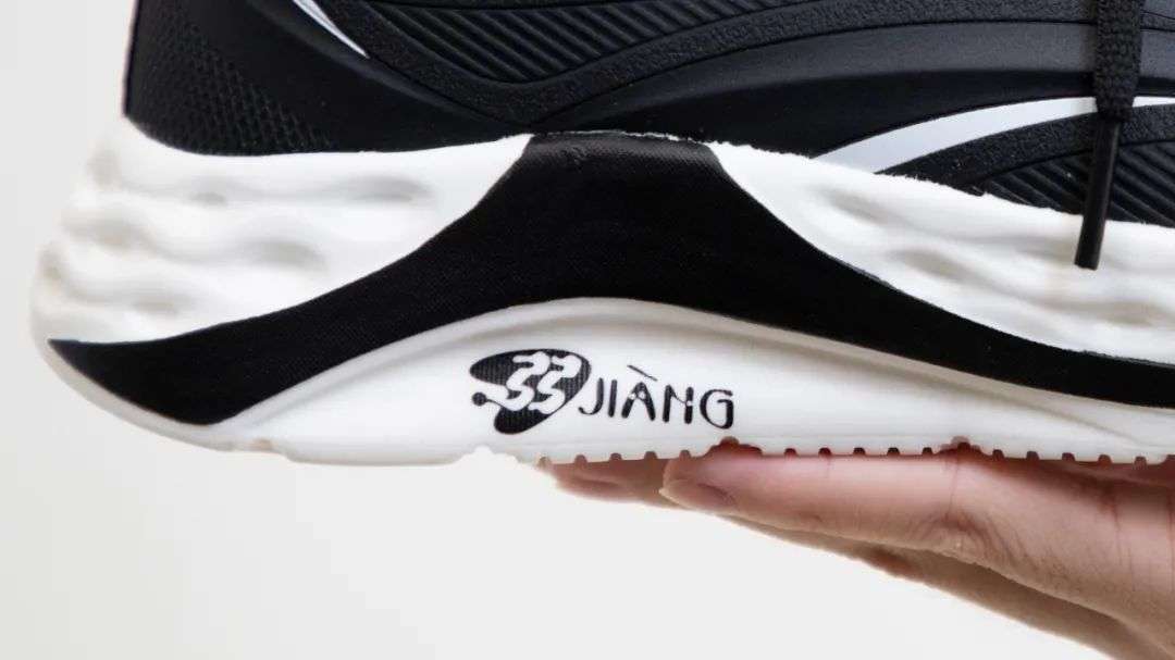 安踏和鸿星尔克跑鞋哪个穿上舒服,安踏跑鞋和鸿星尔克哪个好