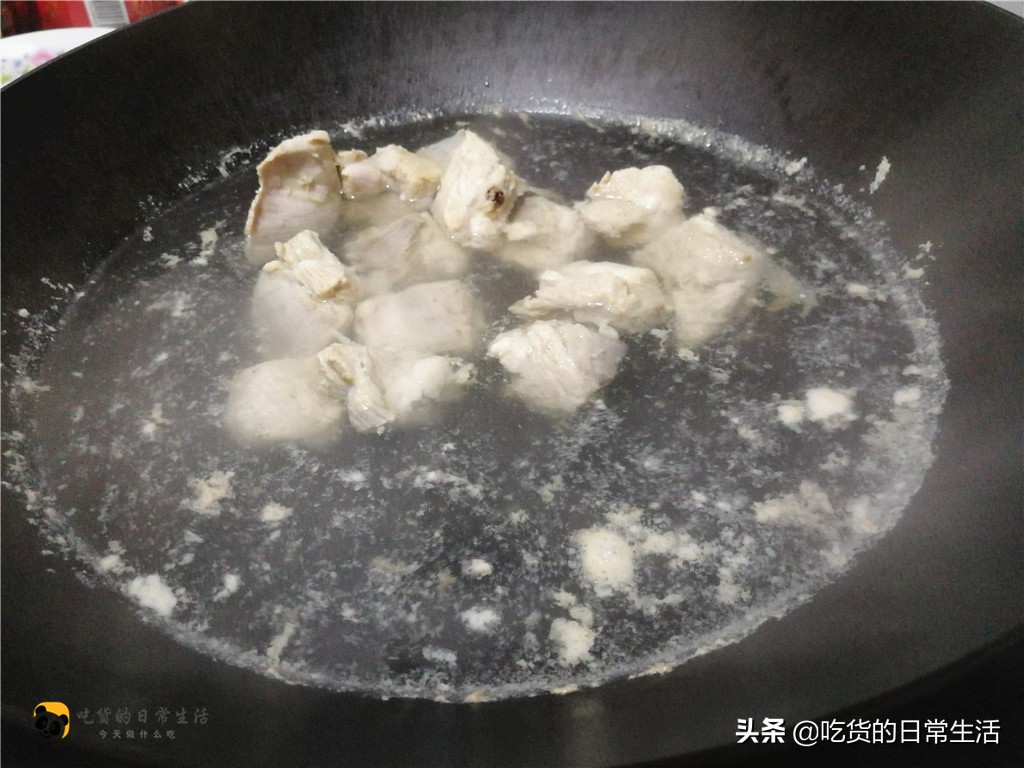 排骨一焯水发绿咋回事,排骨一煮就飘起来