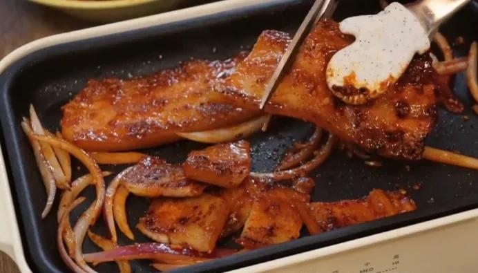 韩式烤五花肉整套教程,韩式烤五花肉不糊锅的办法