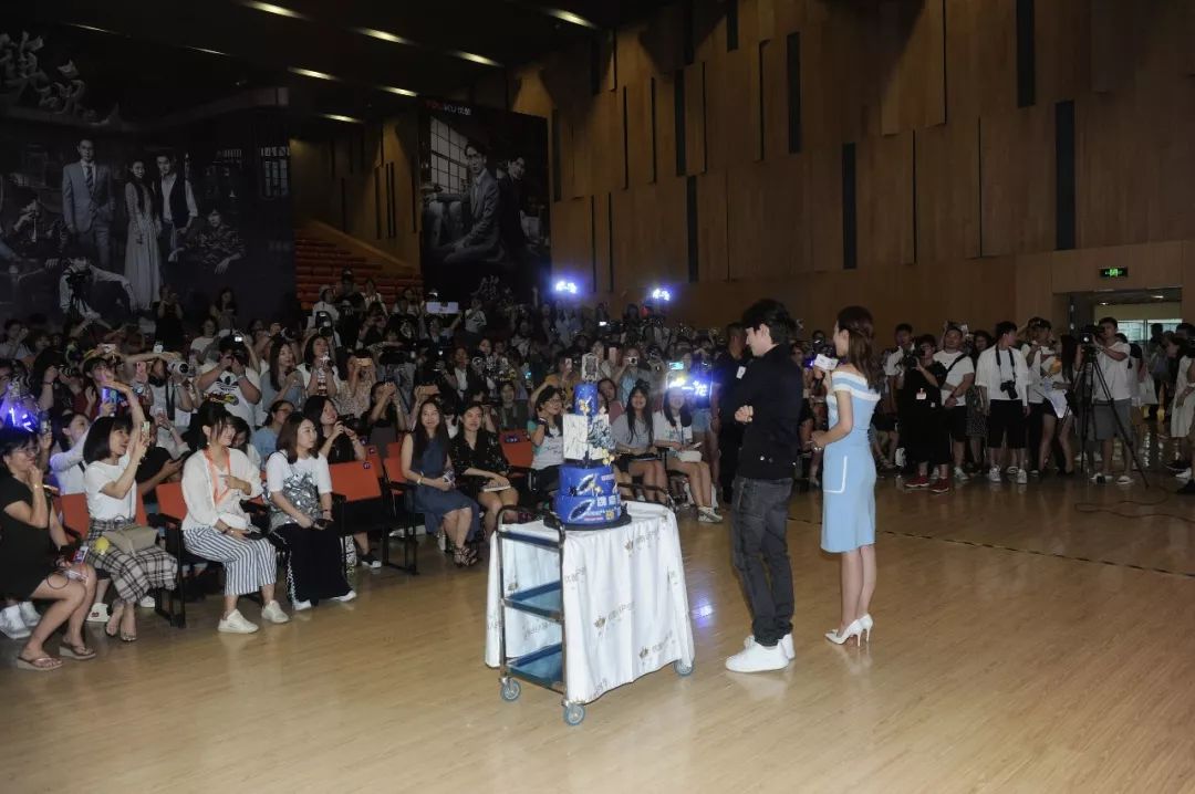 追星也要好好学习生活赚钱,追星就一定要投入很多钱吗