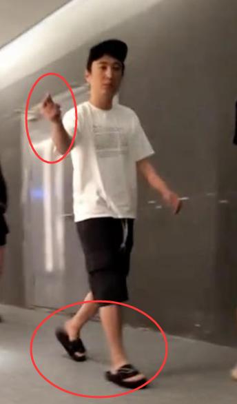 绿色踩屎感软底拖鞋,踩屎感拖鞋和普通拖鞋对比