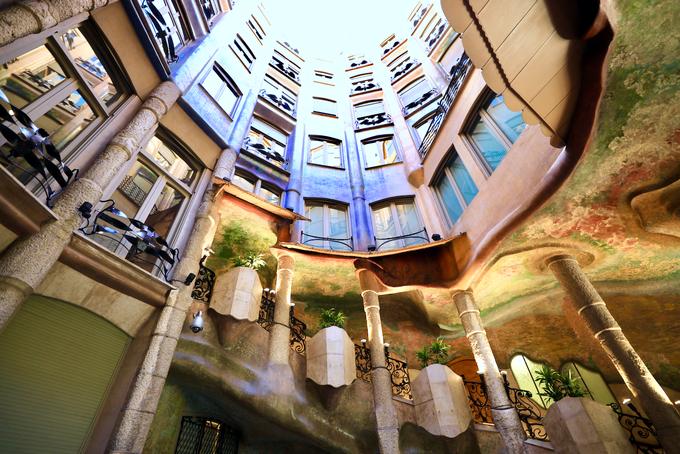 米拉之家是什么风格建筑,和米拉之家相似的建筑