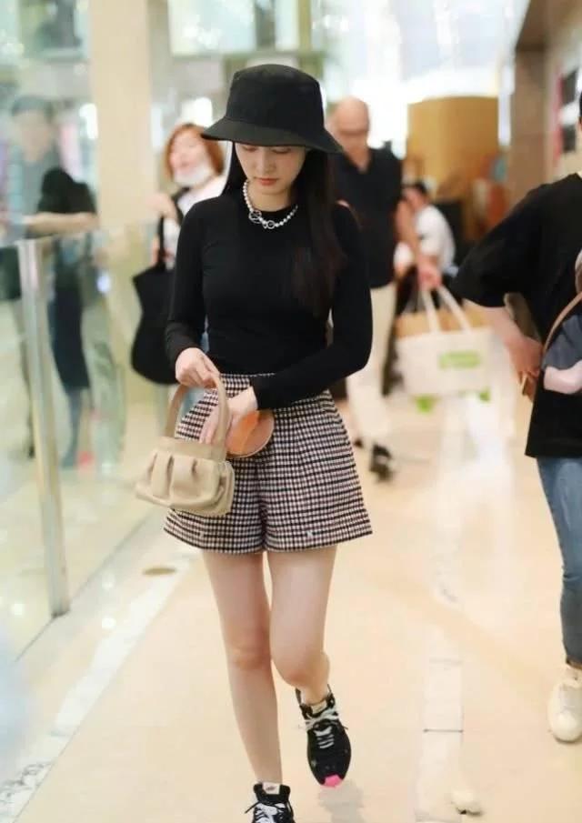 李沁的指甲油,李沁涂脚指甲油