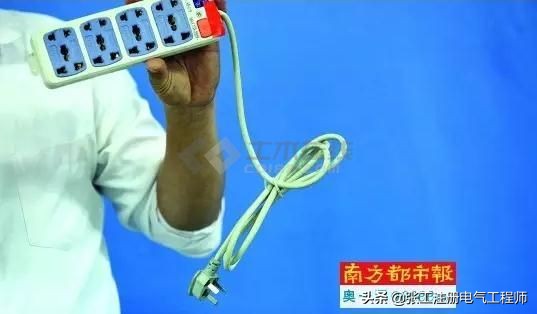 无保护门、假接地、内部升温快，家里的万能插座真是“定时*弹炸**”