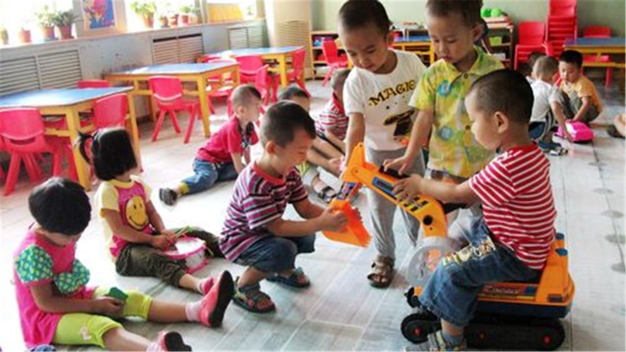 幼儿园“新型攀比”成风，家长苦不堪言，孩子也受到波及