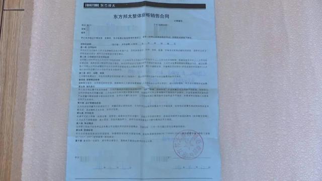 女子购买高档家具被骗,女子购买家具买到假